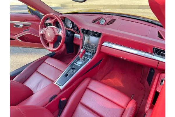 Аренда Porsche 911 Carrera 4S Кабриолет в компании Carvago